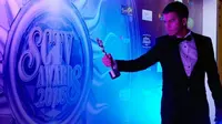 Handika Pratama antusias menerima penghargaan pertamanya [foto: instagram/handikapratama20]