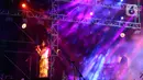 Penampilan Eva Celia di Synchronize Fest 2023 ditutup dengan lagu 'C.H.R.I.S.Y.E'. Penampilan tersebut menghadirkan penutupan aksi panggung yang epik. (Liputan6.com/Johan Tallo)