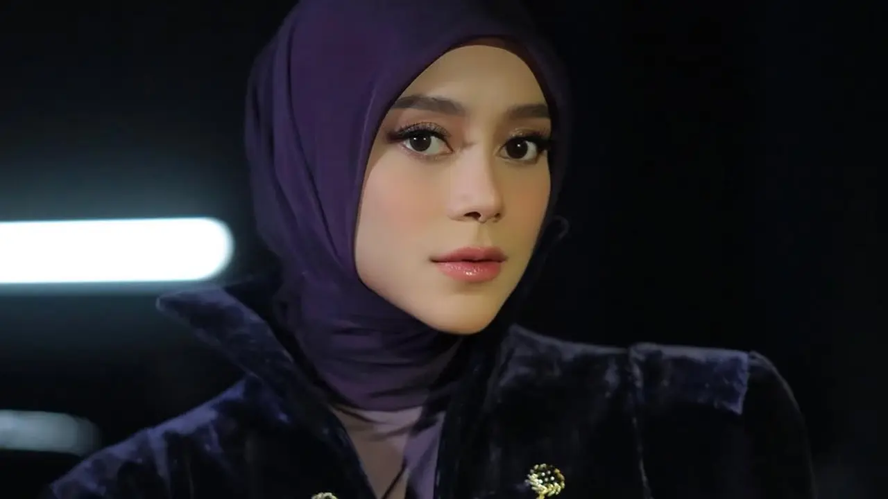 Pesona Semi Maskulin Lesti Kejora dalam Kebaya Modifikasi Siluet Beskap