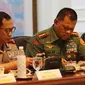 Kapolri Jenderal Pol Tito Karnavian dan Panglima TNI Jenderal Gatot Nurmantyo mengikuti rapat terbatas di Kantor Presiden, Jakarta, Rabu (26/7). Rapat yang dipimpin Presiden Jokowi itu membahas Pemantapan Program Bela Negara. (Liputan6.com/Angga Yuniar)