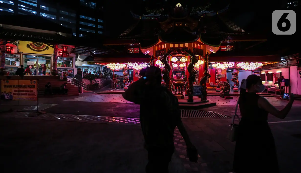 Suasana malam perayaan Tahun Baru Imlek 2573 di Vihara Amurva Bhumi, Jakarta, Senin (31/1/2022). Pengurus Vihara mengatakan Ibadah Imlek pada tahun ini dilakukan pembatasan sampai pukul 20.00 akibat pemberlakuan PPKM level tiga di Jakarta. (Liputan6.com/Johan Tallo)