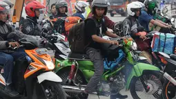 Pemudik menggunakan motor Honda keluaran tahun 70 an saat antri masuk kapal penyeberangan di Pelabuhan Merak, Banten, Jumat (23/6). H-2 Lebaran 2017, ribuan pemudik bermotor memadati dermaga 6 Pelabuhan Banten. (Liputan6.com/Helmi Fithriansyah)