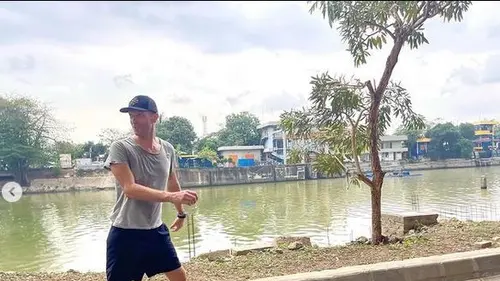 6 Potret Kesederhanaan Chris Martin Coldplay, Terbaru Nyeker di Jakarta