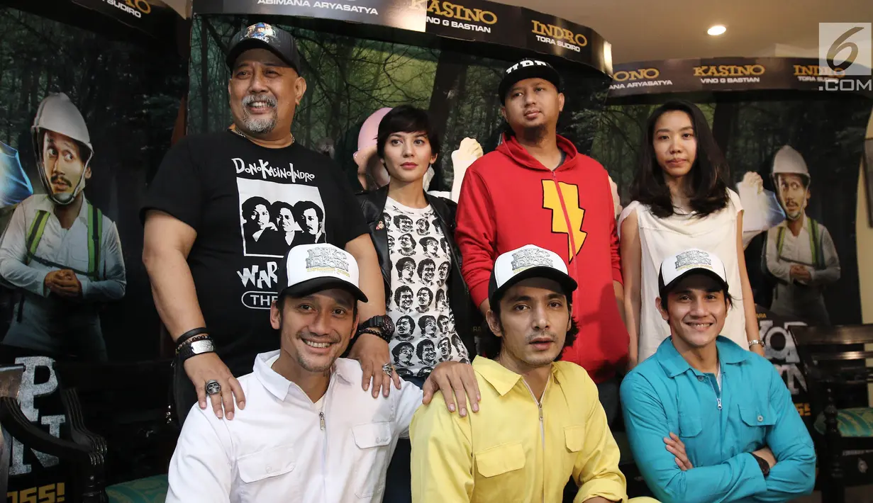 Para pemain Warkop DKI Reborn part berfoto bersama saat syukuran kembalinya Tora Sudiro di kawasan Duren Tiga, Jakarta, Selasa (15/08). Tora Sudiro kembali bergabung di Warkop DKI Reborn part II seusai rehabilitasi di RSKO. (Liputan6.com/Herman Zakharia)