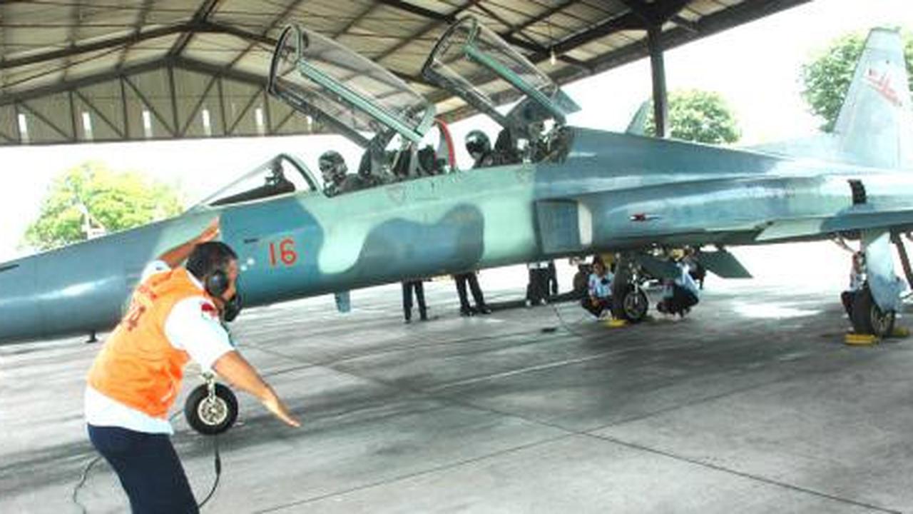 Pesawat tempur tua F-5 Tiger TNI AU terbang kembali
