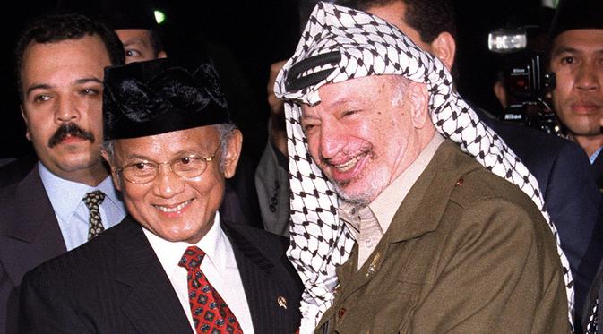 Presiden Indonesia BJ Habibie (kiri) bersama Pemimpin Palestina Yasser Arafat saat menggelar pertemuan di Bandara Halim Perdanakusuma, Jakarta, 8 April 1999. (AFP Photo/File)