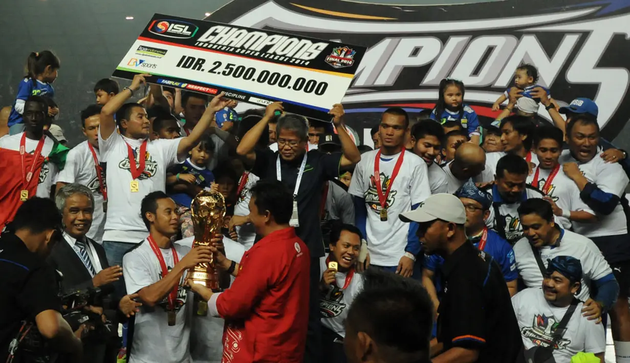 Kapten tim Persib Bandung, Atep (kedua dari kiri) menerima trofi juara Indonesia Super League 2014 dari Menpora, Imam Nahrawi usai mengalahkan Persipura Jayapura di Stadion Gelora Sriwijaya, Palembang, (7/11/2014). (Liputan6.com/Helmi Fithriansyah)