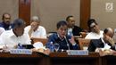 Menteri Energi dan Sumber Daya Mineral (ESDM), Ignasius Jonan (tengah) memberikan penjelasan saat raker dengan Komisi VII di Gedung Parlemen, Senayan, Jakarta, Rabu (28/8/2019). Komisi VII DPR RI memanggil Menteri ESDM untuk membahas asumsi makro sektor ESDM. (Liputan6.com/Johan Tallo)