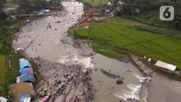 Foto udara menunjukkan wisatawan berenang di aliran sungai Cipamingkis Kecamatan Sukamakmur, kabupaten Bogor, Jawa Barat, Kamis (5/5/2022). Warga memanfaatkan aliran sungai tersebut sebagai sarana hiburan Hari Raya Idul Fitri 1443 Hijriah. (merdeka.com/Imam Buhori)