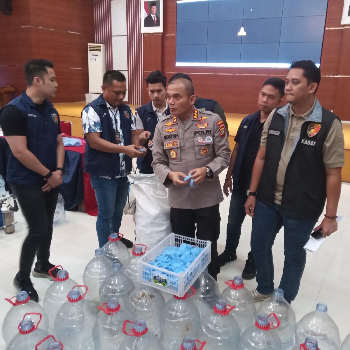 Modus Pemalsuan Produk Air Mineral di Bekasi, Pelaku Cuan Rp70 Juta