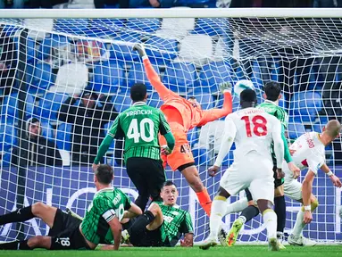 Pemain Sassuolo gagal mengantisipasi pergerakan pemain Genoa, Leo Ostigard, sehingga harus kebobolan di menit-menit akhir di Mapei Stadium, Selasa (4/11/2025) dini hari WIB. (Massimo Paolone/LaPresse via AP)