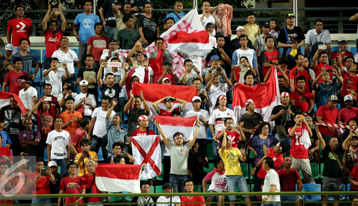 Ratusan suporter timnas Indonesia menyaksikan langsung laga penyisihan grup A A Sea Games 2015 antara Indonesia U-23 melawan Myanmar U-23 di Stadion Jalan Besar, Singapura, Selasa (2/6/2015). Indonesia kalah 4-2. (Liputan6.com/Helmi Fithriansyah)