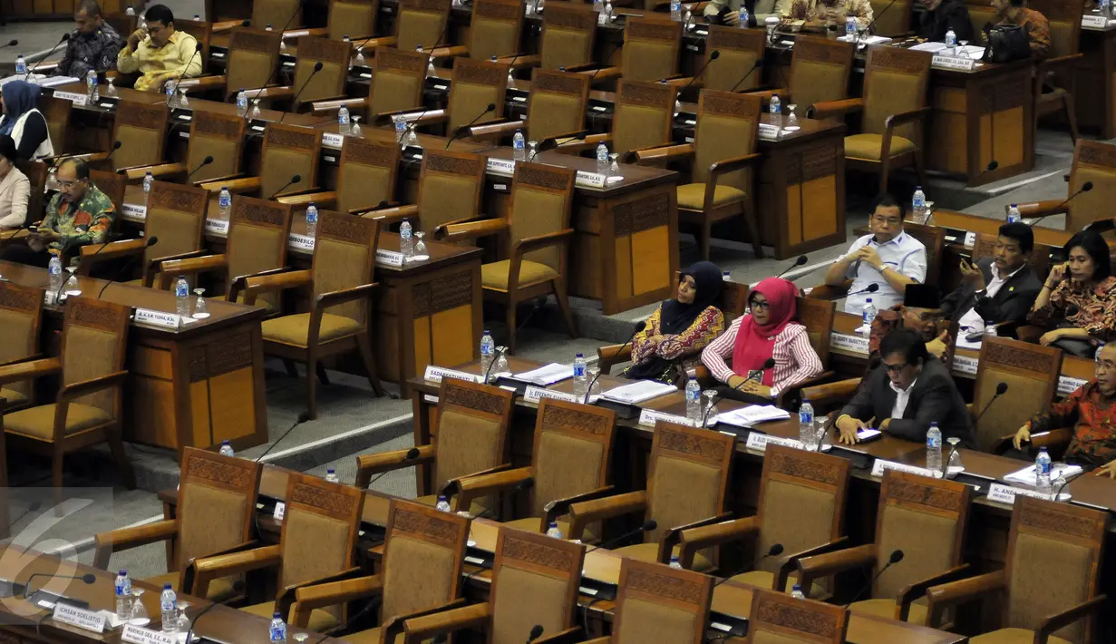 Suasana sidang Paripurna ke-35 pada masa sidang ke-V, Jakarta, Kamis (28/7). Sidang Paripurna ini mengesahkan RUU Paten & Tim Pengawas Vaksin Palsu.(Liputan6.com/Johan Tallo)