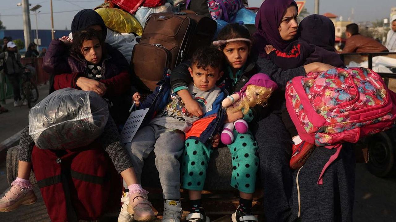 Serangan udara Israel kembali menghujani Jalur Gaza, pada Jumat (1/12/2023). Israel kembali menjatuhkan bom di sejumlah wilayah Palestina hanya beberapa menit setelah gencatan senjata berakhir.