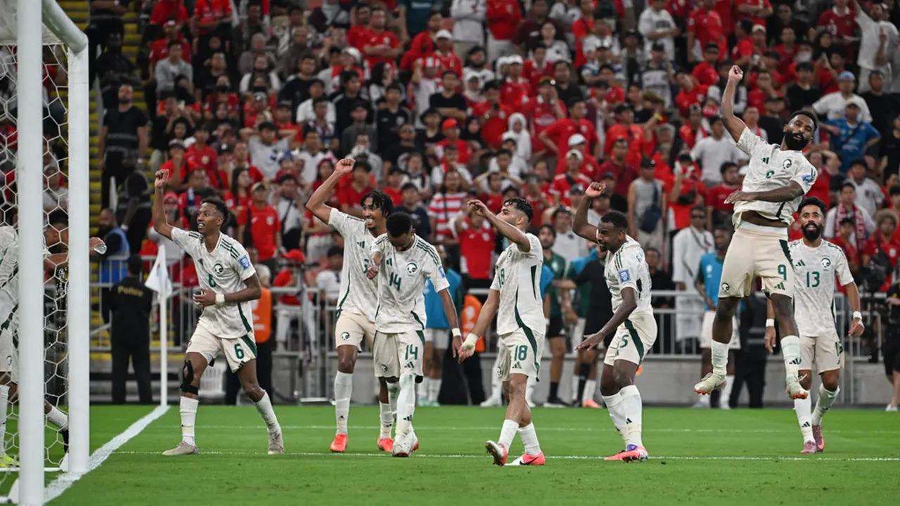 Foto: Duel Sengit Timnas Indonesia Vs Arab Saudi di Kualifikasi Piala Dunia 2026, Sayang Skuad Garuda Kalah Tipis