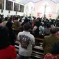 Umat Paroki Gereja Santo Yohanes Rasul Kutoarjo, bertahan memperhatikan khotbah pastur yang disampaikan dengan monolog Kemerdekaan karya Putu Wijaya. (foto: Liputan6.com/edhie prayitno ige)