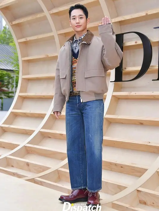 <p>Lawan main Jisoo BLACKPINK di drama Korea Snow Drop, Jung Hae In terlihat gagah mengenakan salah satu koleksi dari Dior Fall 2022 Menswear Look. Dia memadukan jaket parka dengan kemeja dan vest. Kemudian dipadukan pula dengan celana jeans dan sepatu docmart. (Instagram/koreadispatch).</p>