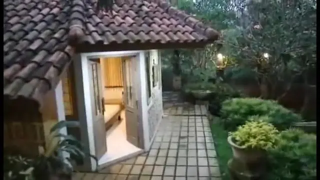 Rumah Jamal Mirdad yang luas dan asri