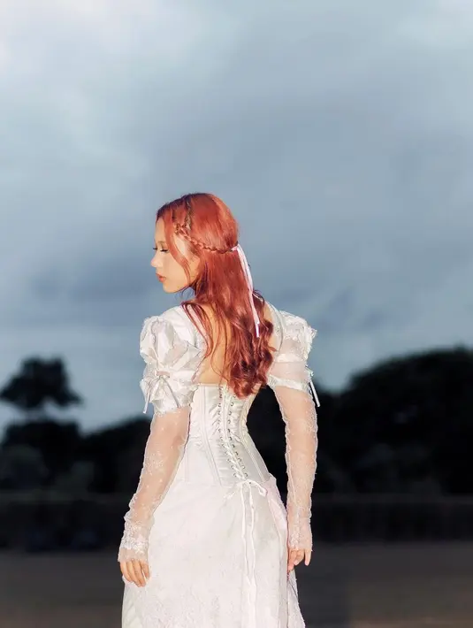 Penyanyi Nadin Amizah juga baru saja memamerkan gaya rambut terbarunya yang berwarna merah. Cantik memesona, Nadin Amizah mengenakan dress yang mempermanis penampilannya secara keseluruhan. Foto: Instagram.