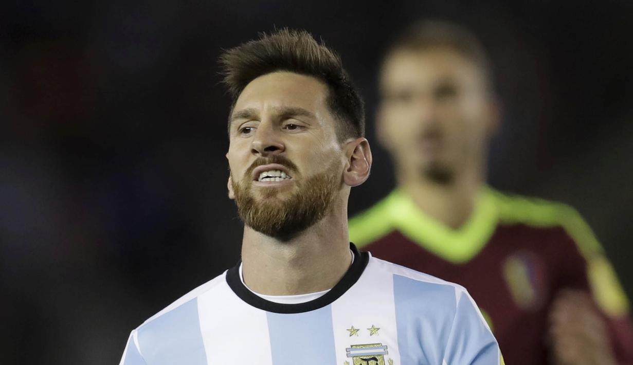 Kapten Argentina, Lionel Messi, tampak kecewa usai gagal mengalahkan Venezuela pada laga kualifikasi Piala Dunia 2018 di Stadion Monumental Antonio Vespucio Liberti, Rabu (6/9/2017). Argentina ditahan imbang 1-1 oleh Venezuela. (AP/Victor R. Caivano)