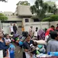 Ratusan warga mengungsi menjauh lokasi titik api kebakaran di Jalan Simprug Golf 2, Kebayoran Lama, Jakarta Selatan, Minggu (21/8/2022) siang (Liputan6.com/Muhammad Radityo Priyasmoro)