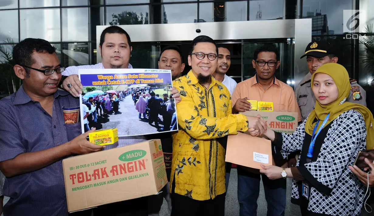 Koordinator GMPG, Ahmad Doli Kurnia (tengah) menyerahkan surat dukungan kepada perwakilan KPK di Jakarta, Selasa (7/11). Aksi tersebut untuk pengusutan korupsi KTP Elektronik yang merugikan negara sebesar Rp2,3 triliun. (Liputan6.com/Helmi Fithriansyah)