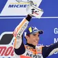 Ekspresi Marc Marquez di podium juara MotoGP Aragon 2019, di Motorland Aragon, Minggu (22/9/2019). (AFP/Javier Soriano)