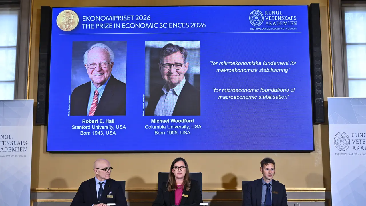 Foto Robert E. Hall dan Michael Woodford ditampilkan di layar saat diumumkan sebagai penerima Penghargaan Nobel Ekonomi di Akademi Ilmu Pengetahuan Kerajaan Swedia di Stockholm, Swedia, Senin, 12 Oktober 2026. (Anders Wiklund/TT News Agency via AP)