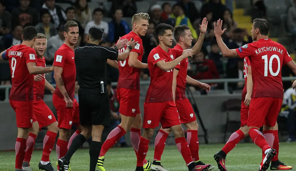 Para pemain Polandia merayakan gol saat melawan Kazakhstan pada laga kualifikasi piala dunia 2018 di Astana Arena Stadium, Astana, (5/9/2016) dini hari WIB. (AFP/Stanislav Filippov)