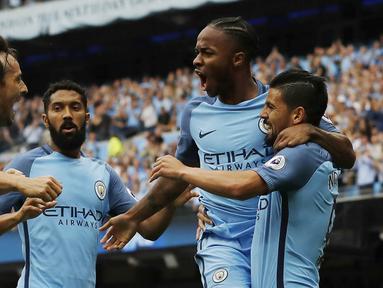 Para pemain Manchester City merayakan gol yang dicetak Raheem Sterling ke gawang West Ham pada laga Premier League di Stadion Ettihad, Manchester, Inggris, Minggu (28/8/2016). City menang 3-1 atas West Ham. (Reuters/Carl Recine)