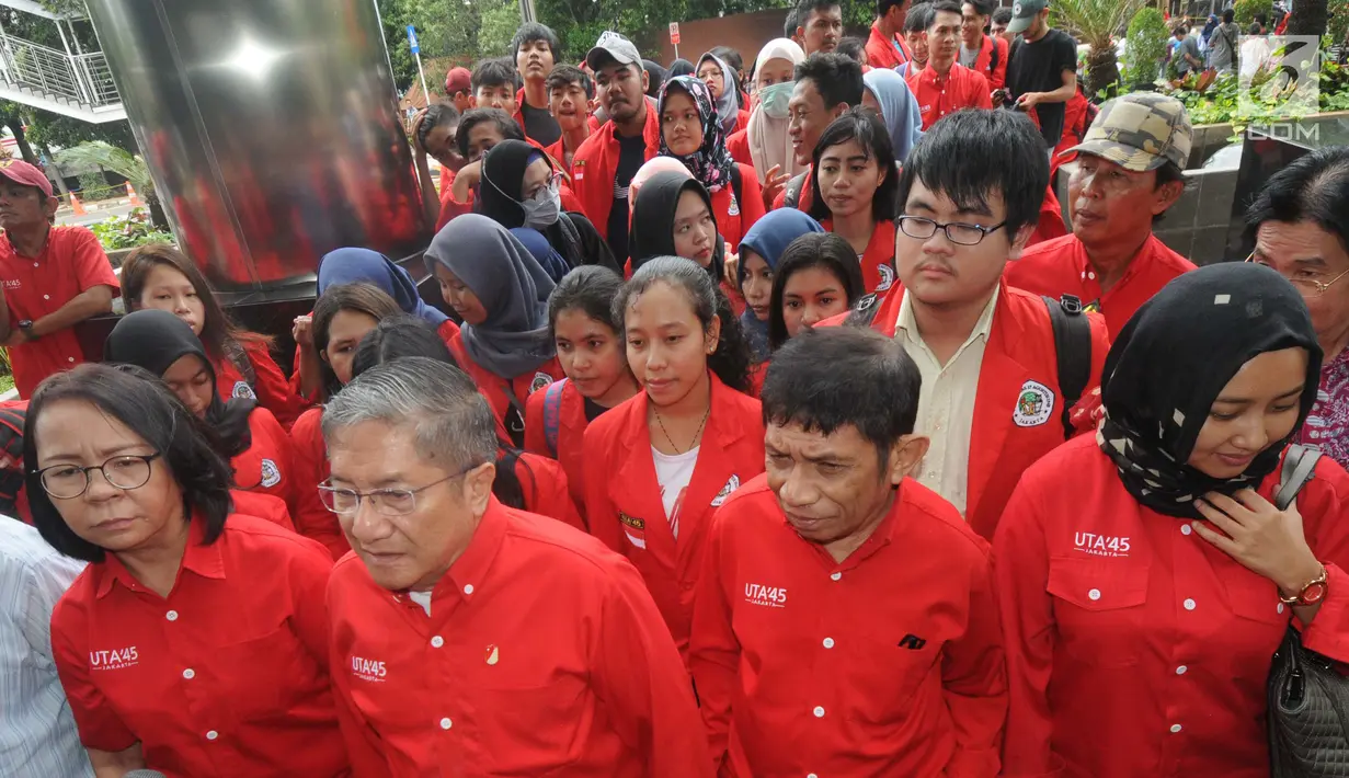 Mahasiswa Universitas 17 Agustus 1945 Jakarta mendatangi KPK, Jakarta, Rabu (14/11). Mereka melaporkan dugaan sengketa tanah kampus yang diduga dipalsukan oleh oknum pejabat di Unit Pelayanan Pajak dan Retribusi  Daerah (UPPRD). (Merdeka.com/Dwi Narwoko)