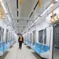 Petugas berjalan di dalam kereta MRT yang menuju stasiun Lebak bulus Jakarta, Senin (25/2). 5 Maret nanti pihak Kereta MRT akan membuka pendaftaran uji coba umum. Dengan begitu, masyarakat bisa mengikuti progres pembangunan. (Liputan6.com/Angga Yuniar)
