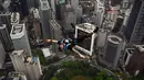 <p>Penerjun Australia Chris Mcdougall melompat dari dek terbuka Menara Kuala Lumpur saat International Tower Jump, Kuala Lumpur, Malaysia, 3 Februari 2023. Lebih dari 100 penerjun melompat dari Menara Kuala Lumpur setinggi 300 meter yang terkenal tersebut. (MOHD RASFAN/AFP)</p>