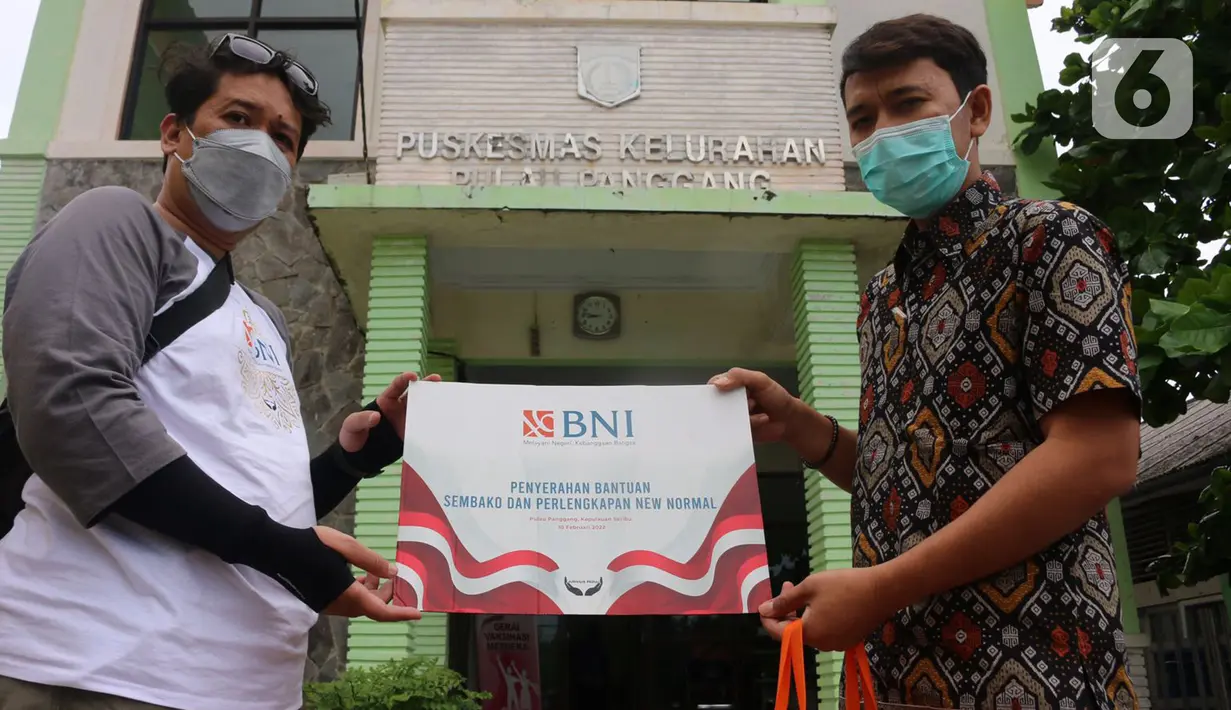 Perwakilan Jurnalis Peduli memberikan perlengkapan new normal kepada petugas Puskesmas Kelurahan Pulau Panggang, Kepulauan Seribu, Kamis (10/9/2022). BNI juga memberikan bantuan paket sembako BNI bagi warga terdampak pandemi Covid-19 yang saat ini semakin naik. (Liputan6.com/HO/JurnalisPeduli)
