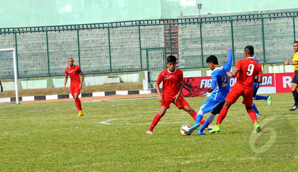 Pemain Persib Bandung U21 berusaha melewati pemain Timnas 19 Indonesia saat laga  uji coba di stadion Siliwangi Bandung, (25/2/2015). Timnas U19 Indonesia menang 2-0 atas Persib U21. (Liputan6.com/Faisal R Syam)