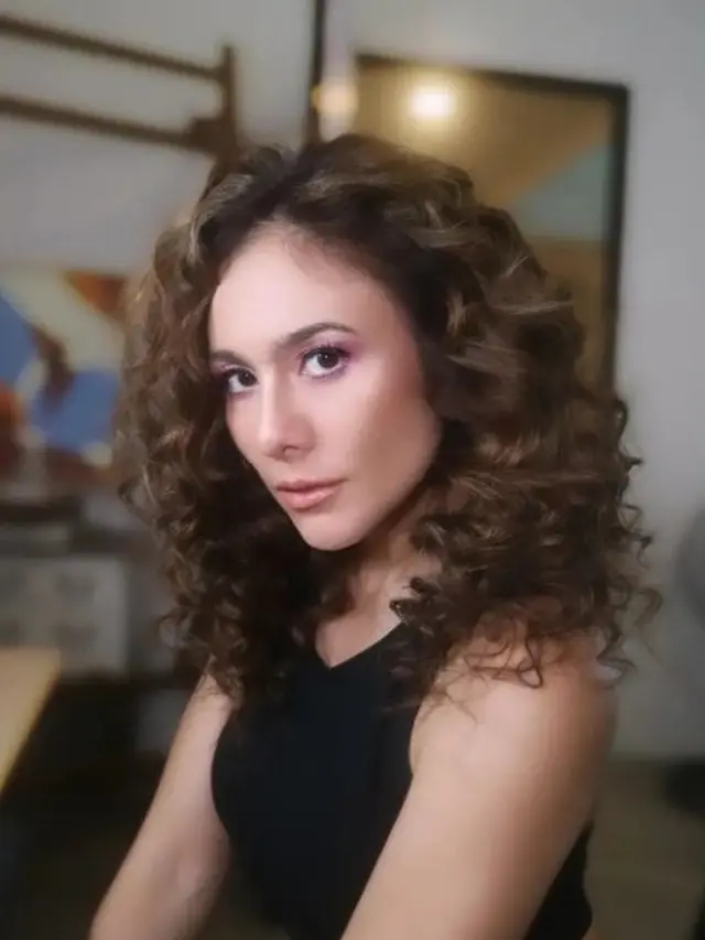 Wulan Guritno dengan Rambut Keriting