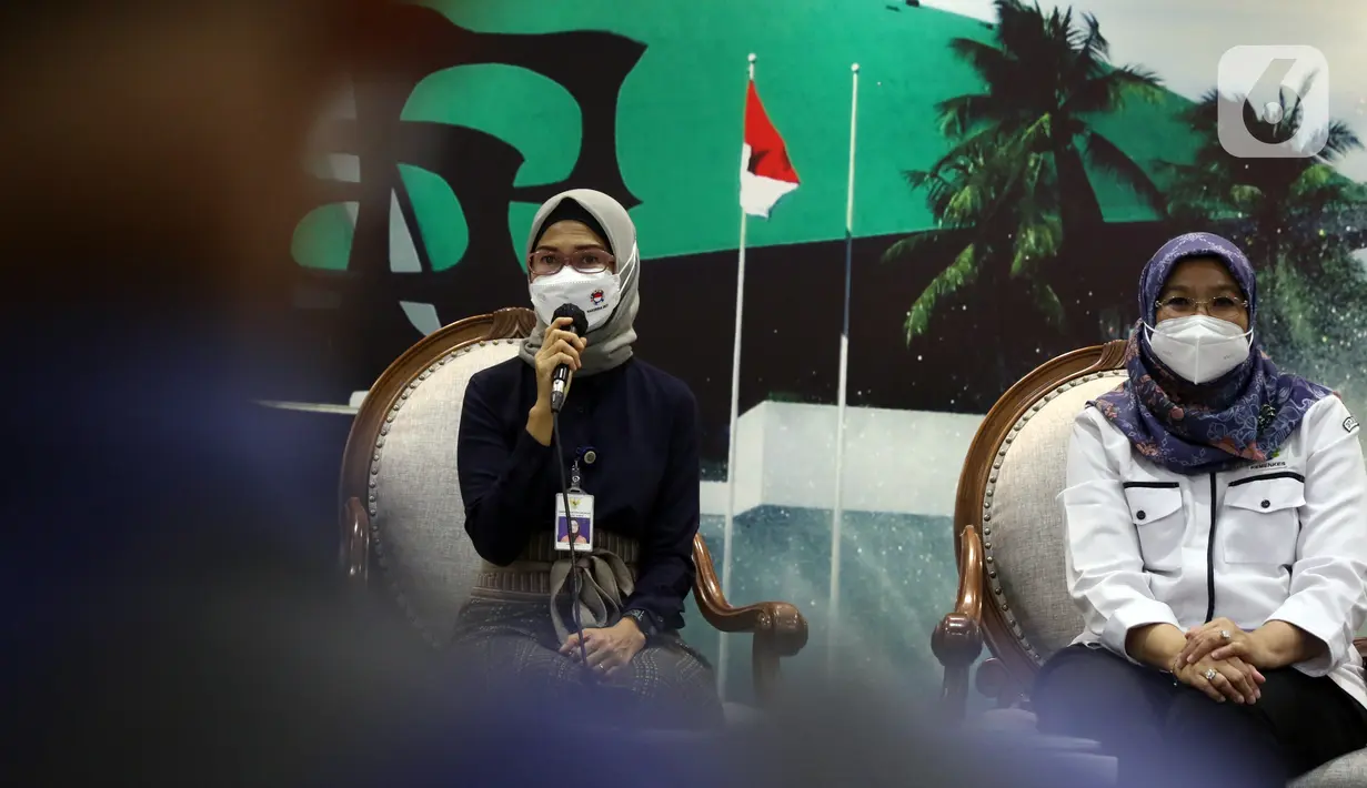 Staf Khusus Menteri Perhubungan Kementerian Perhubungan Adita Irawati  (kiri) dan Jubir Vaksinasi Covid-19 Kementerian Kesehatan Siti Nadia Tarmizi saat menjadi pembicara dalam Diskusi Dialektika Demokrasi di Media Center, Gedung Nusantara III, Jakarta, Kamis (7/4/2022). (Liputan6.com/Angga Yuniar)