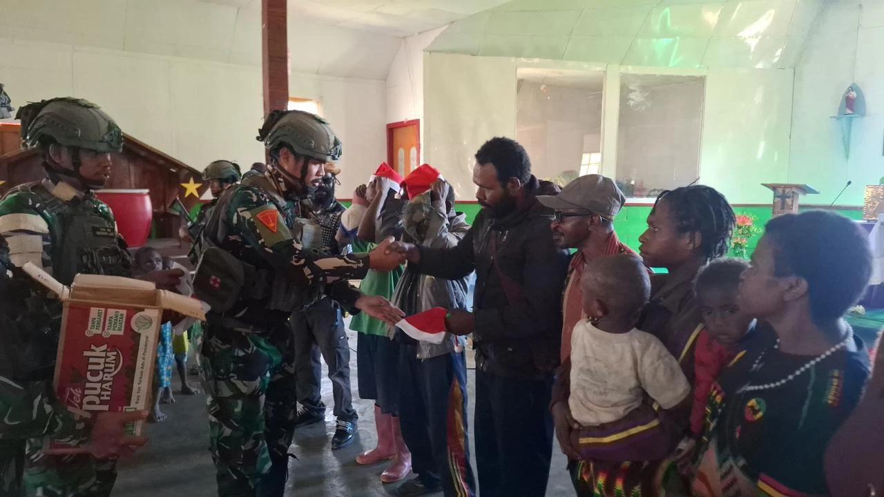 Prajurit Marinir TNI AL Gelar Karya Bakti Renovasi Gereja di Papua Tengah