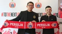 Oliver Bias (kanan), pemain asing baru Persija Jakarta asal Filipina didampingi Presiden Persija Jakarta, Muhammad Prapanca berfoto dengan syal Persija Jakarta di Persija Store, Kuningan, Jakarta Selatan, Kamis (27/7/2023). (Bola.com/Abdul Aziz)