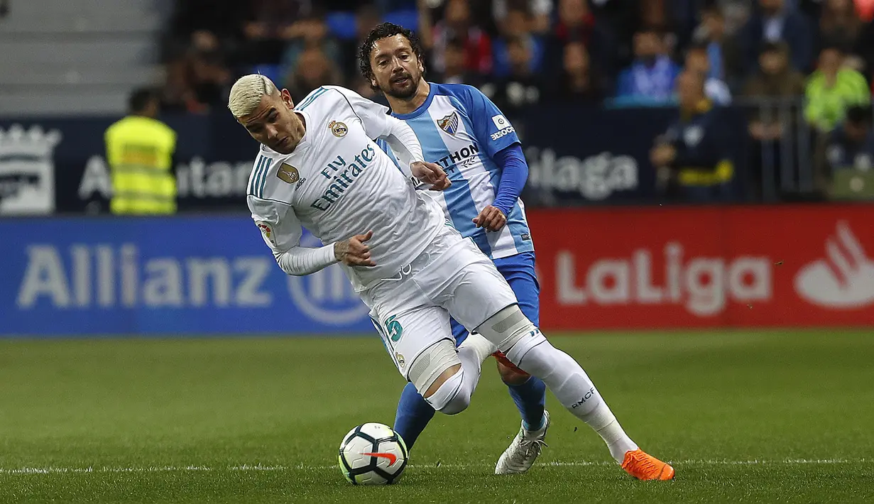 Aksi pemain Real Madrid, Dani Ceballos (depan) mengecoh pemain Malaga, Manuel Iturra pada lanjutan La Liga Santander di Rosaleda stadium, Malaga, (15/4/2018). Madrid menang 2-1. (AP/Miguel Morenatti)