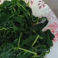 Tanpa Baking Soda, Ini Cara Cepat Rebus Daun Singkong Agar Tetap Hijau dan Empuk (YouTube/Nak Kusuka)