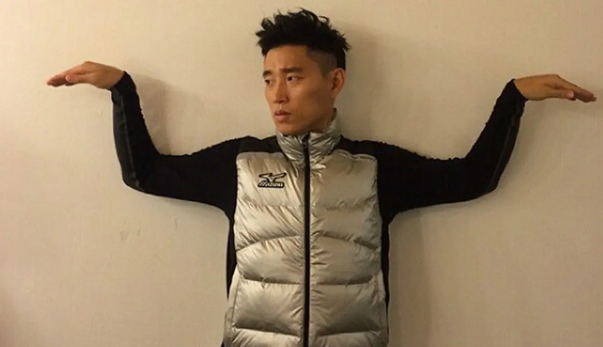 “Dokter pun salah mendiagnosa. Telah melakukan pemeriksaan urin dan dinyatakan tak sakit asam urat, dan ternyata penyakit asam urat tersebut bisa diisebabkan kadar lemak kolestrol tinggi,” tutur Kim Jong Kook. (Instagram/kim_jong_kook)