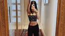 Berfoto di depan cermin, Belleza terlihat mengenakan crop top dengan celana panjang hitam. Foto ini berhasil memperlihatkan bentuk perutnya yang sempurna. Foto: Instagram.