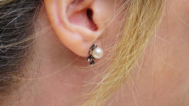 Telinga manusia dapat mendengar bunyi dengan frekuensi antara