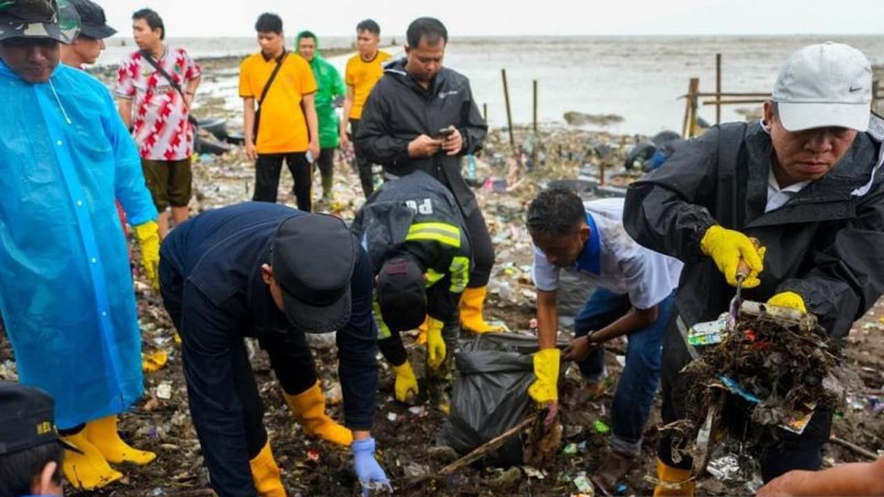 Bupati Karawang Hujan-hujanan Pimpin Aksi Bersih-bersih di Pantai Tangkolak, Wujud Komitmen Lingkungan