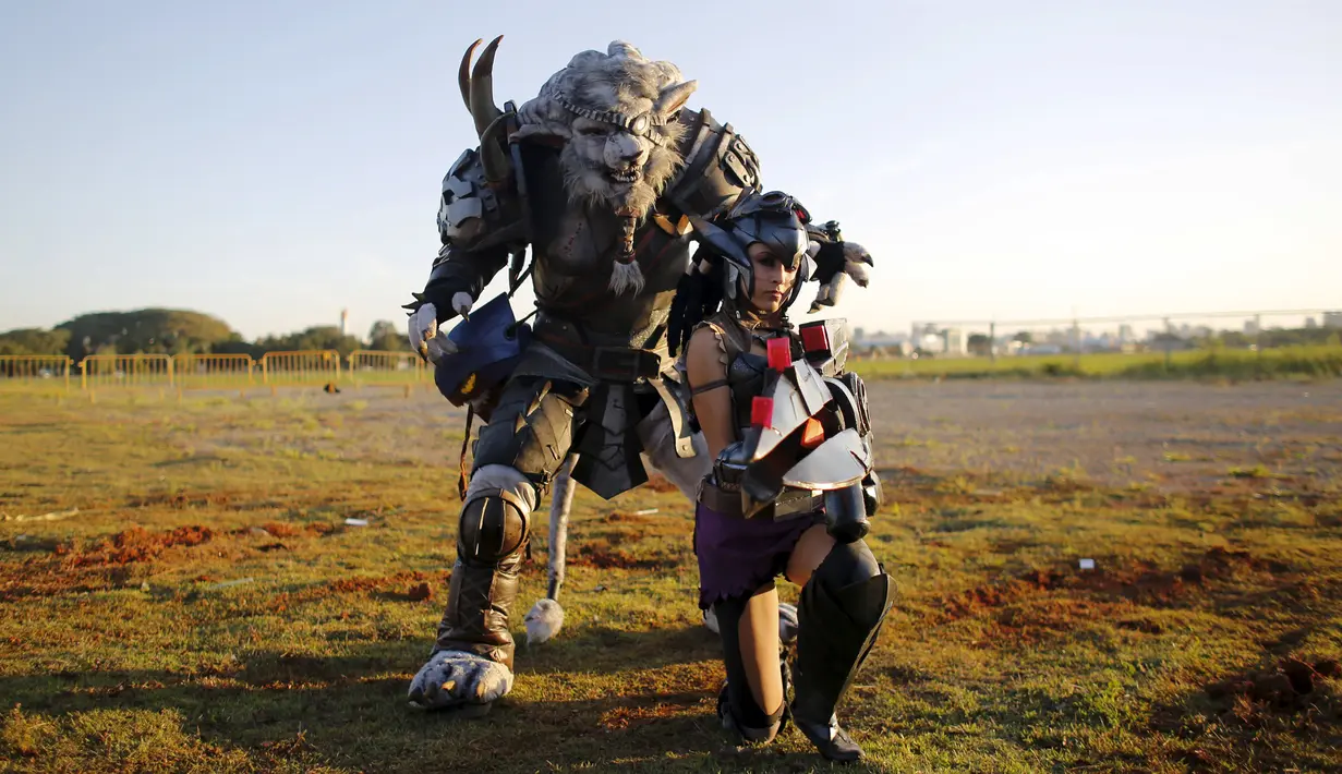 Seorang pemain cosplay memerankan tokoh Bruce Lee dalam pameran Anime Friends  di Sao Paulo, Brasil, (19/7/ 2015). Anime Friends merupakan salah satu yang terbesar, menampilkan beragam peserta cosplay, anime dan kebudayaan Jepang. (REUTERS/Nacho Doce)