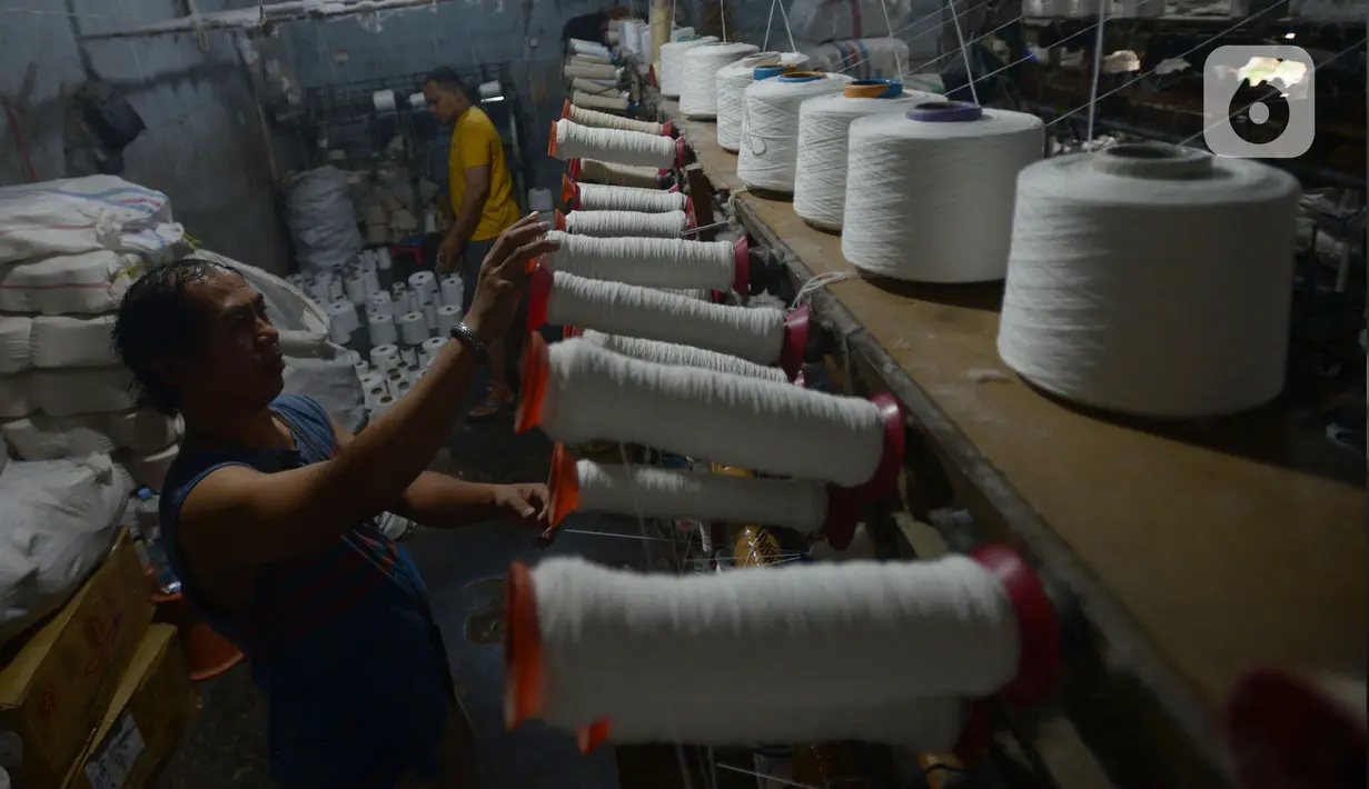 Pekerja memintal benang di kawasan Kebayoran, Jakarta, Rabu (4/1/2023). Namun, pemerintah akan mencabut subsidi bunga KUR yang diberikan di tahun ini. Suku bunga akan kembali menjadi 6 persen untuk program KUR mikro dan KUR kecil dari sebelumnya 3 persen. (merdeka.com/Imam Buhori)