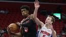 Pemain Miami Heat, Josh Richardson (0)  mencoba melewati adangan pemain Detroit Pistons, Luke Kennard (5) pada laga NBA basketball game di Little Caesars Arena, Detroit, (12/11/2017). Detroit Pistons menang 112-103. (AP/Duane Burleson)