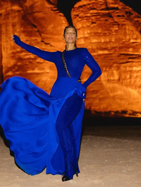 Alicia Keys tampil glamor dengan sparkling dress warna cobalt blue dalam kunjungannya ke Al-Ula untuk diskusi panel dan konser. [@aliciakeys]