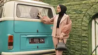 Inspirasi outer hijab ala Nisma Bahanan. (dok. Instagram @nismabahanan/https://www.instagram.com/p/B8DVzPwnYgN/)